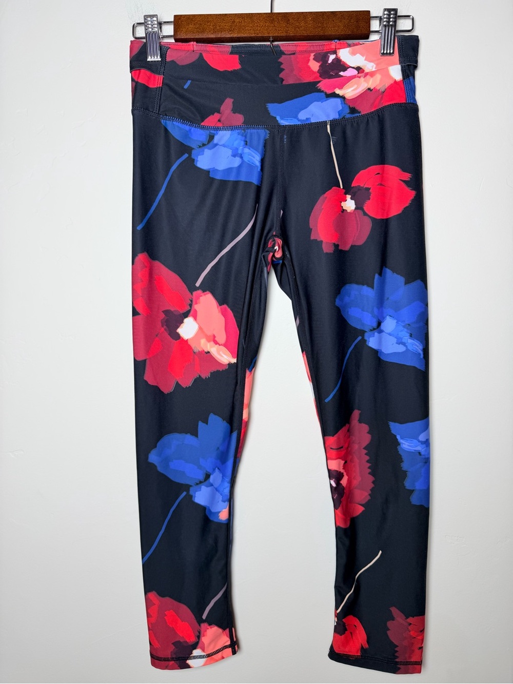 Fabletics women’s leggings Medium M Floral Black High-Rise Leggings Red Blue